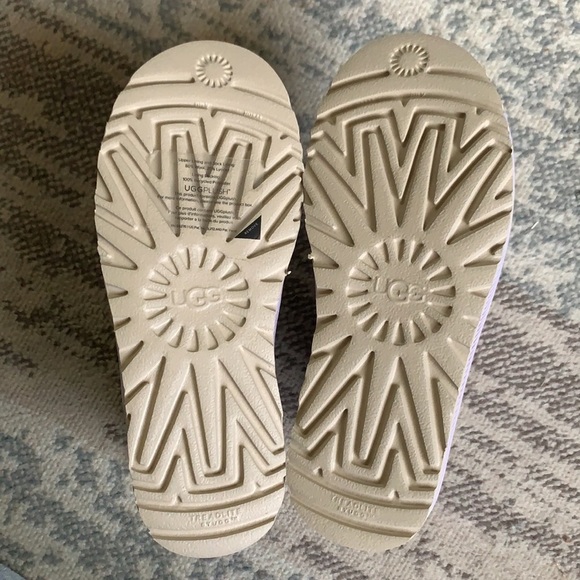 🆕UGG MINI SEQUIN BOOTS - Picture 8 of 10